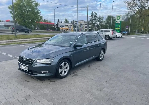 Skoda Superb cena 69000 przebieg: 161000, rok produkcji 2017 z Warszawa małe 7